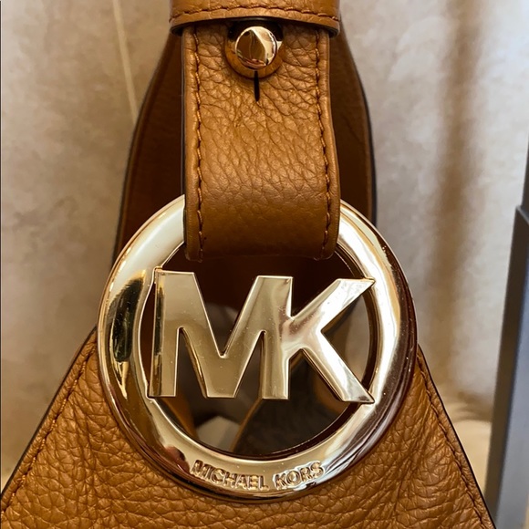 Michael Kors Fulton Large Hobo - Picture 5 of 10